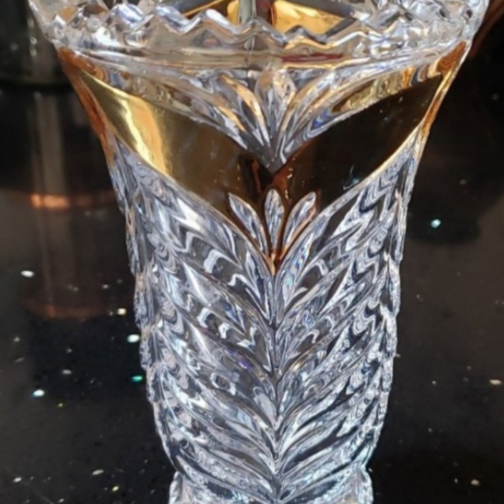 VINTAGE GOLD TRIMMED CRYSTAL VASE - Picture 2 of 6